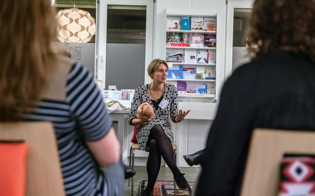 Verloskundige Katja Katja van Groesen instrueert een aantal zwangere vrouwen instrueert. Fotograaf: Vries de, Niels
Verloskundige Katja Katja van Groesen instrueert een aantal zwangere vrouwen instrueert. Fotograaf: Vries de, Niels