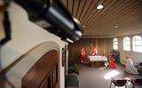 Een kerkviering tijdens coronatijd wordt live gestreamd.