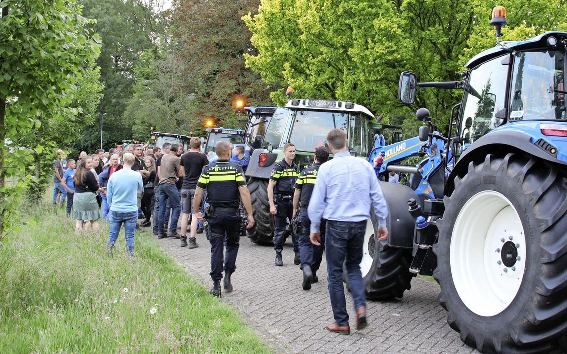 Boze boeren gaan op trekkers naar het huis van minister Christianne van der Wal uit protest tegen de