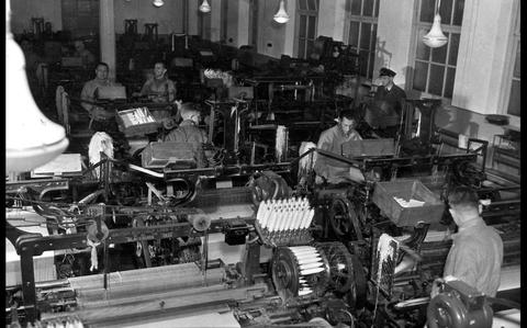 De weverij van de strafgevangenis in Leeuwarden, een van de werkzalen waar gedetineerden na de Tweede Wereldoorlog aan het werk moesten.