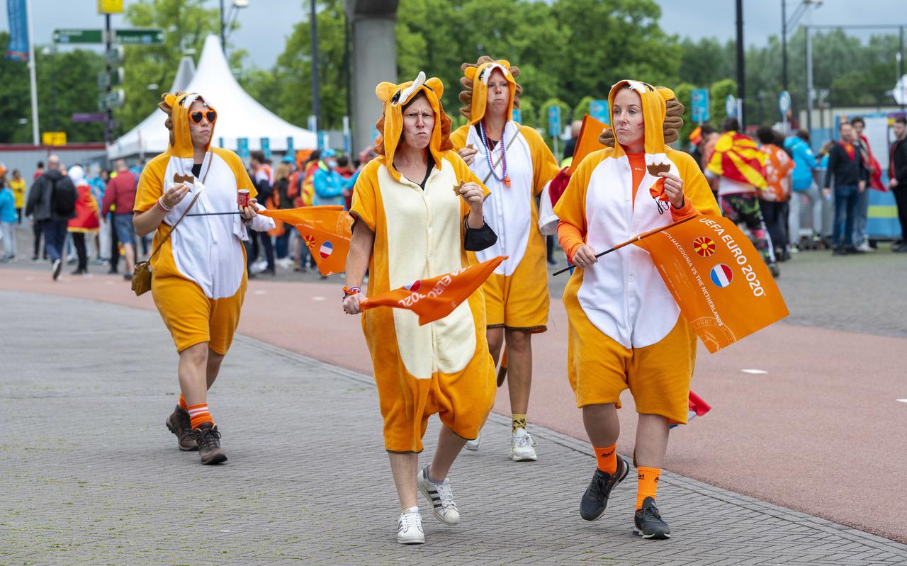 Oranjesupporters voorafgaand aan de tweede voetbalwedstrijd van het EK voetbal tussen Nederland en Noord-Macedonie in de Johan Cruijf ArenA.