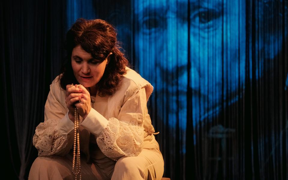 Julika Marijn speelt Geertje Dircx in de voorstelling In de schaduw van Rembrandt.