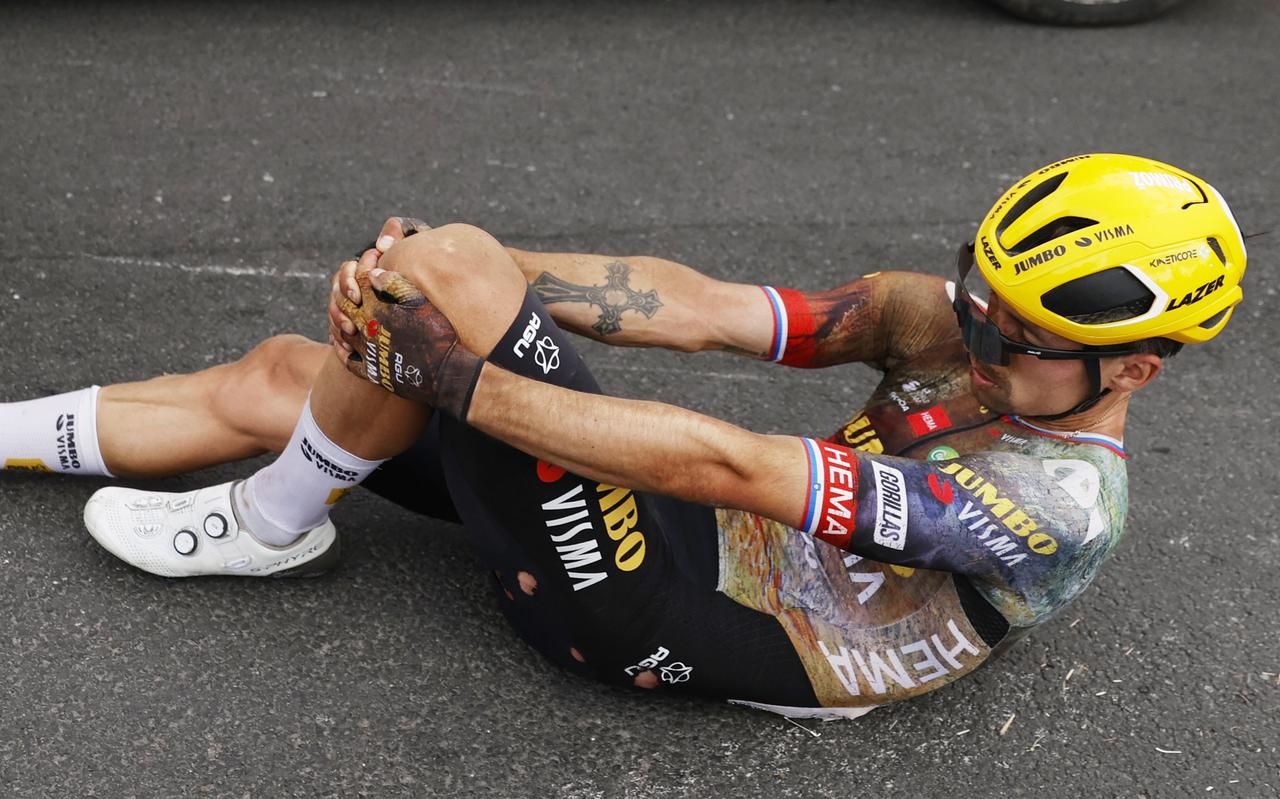 Primoz Roglic op het asfalt. De kopman van Jumbo Visma viel tijdens etappe vijf en raakte geblesseerd aan zijn schouder. 