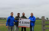 Leden van de Vogelwacht Franeker met cheque en drone.