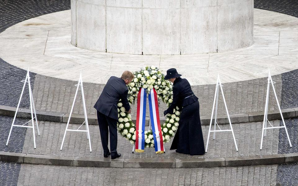 Koning Willem-Alexander en koningin Máxima leggen een krans tijdens de Nationale Dodenherdenking op de Dam. 