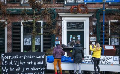 Het beeld van Maarten van der Weijden bij het café in Easterein.