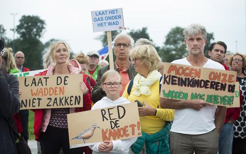 Protest in Ternaard tegen gasboringen onder het Wad.