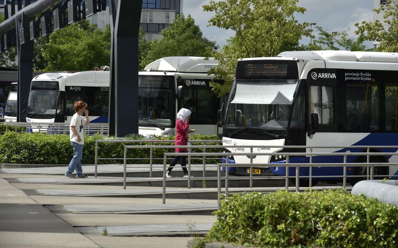 Bussen van Arriva op het station van Leeuwarden. Bussen van Arriva op het station van Leeuwarden.