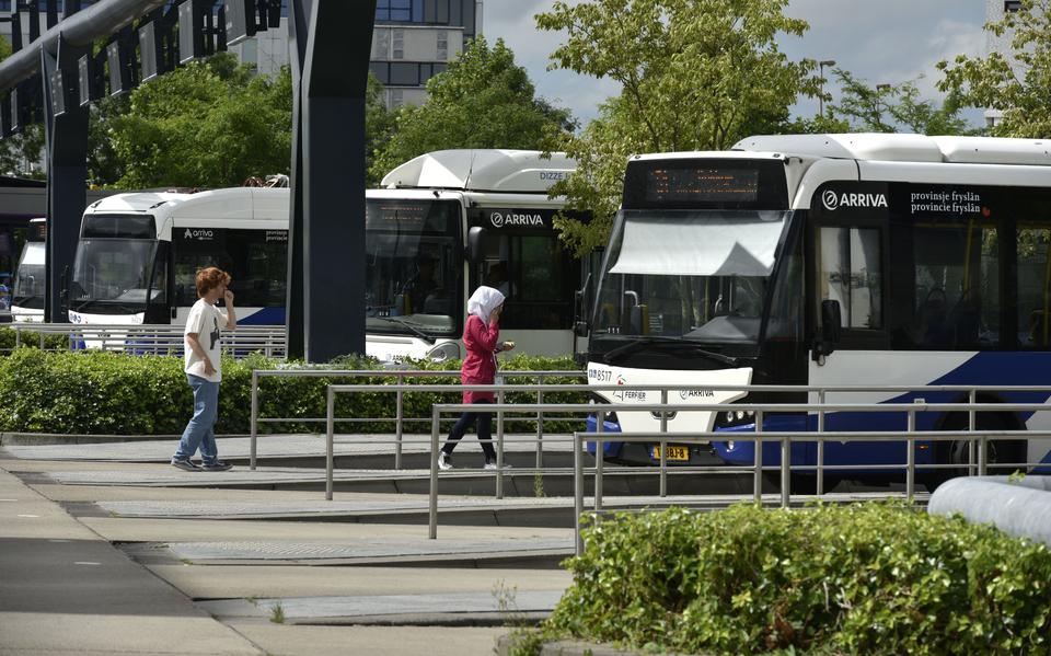 Bussen van Arriva op het station van Leeuwarden. 