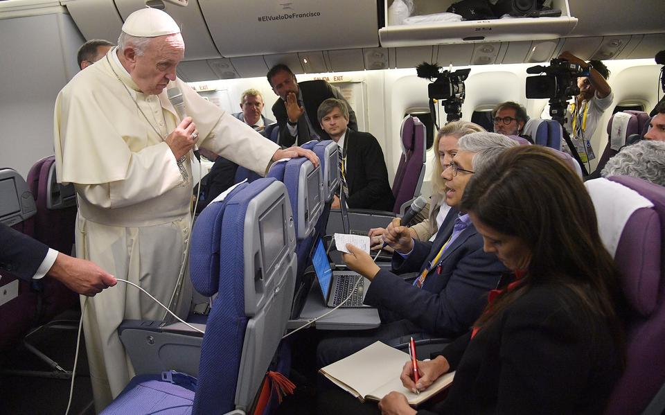 Paus Franciscus in januari 2018. Hij staat journalisten te woord tijdens een vlucht vanuit Zuid-Amerika naar Italië, na een bezoek aan Chili en Peru.
