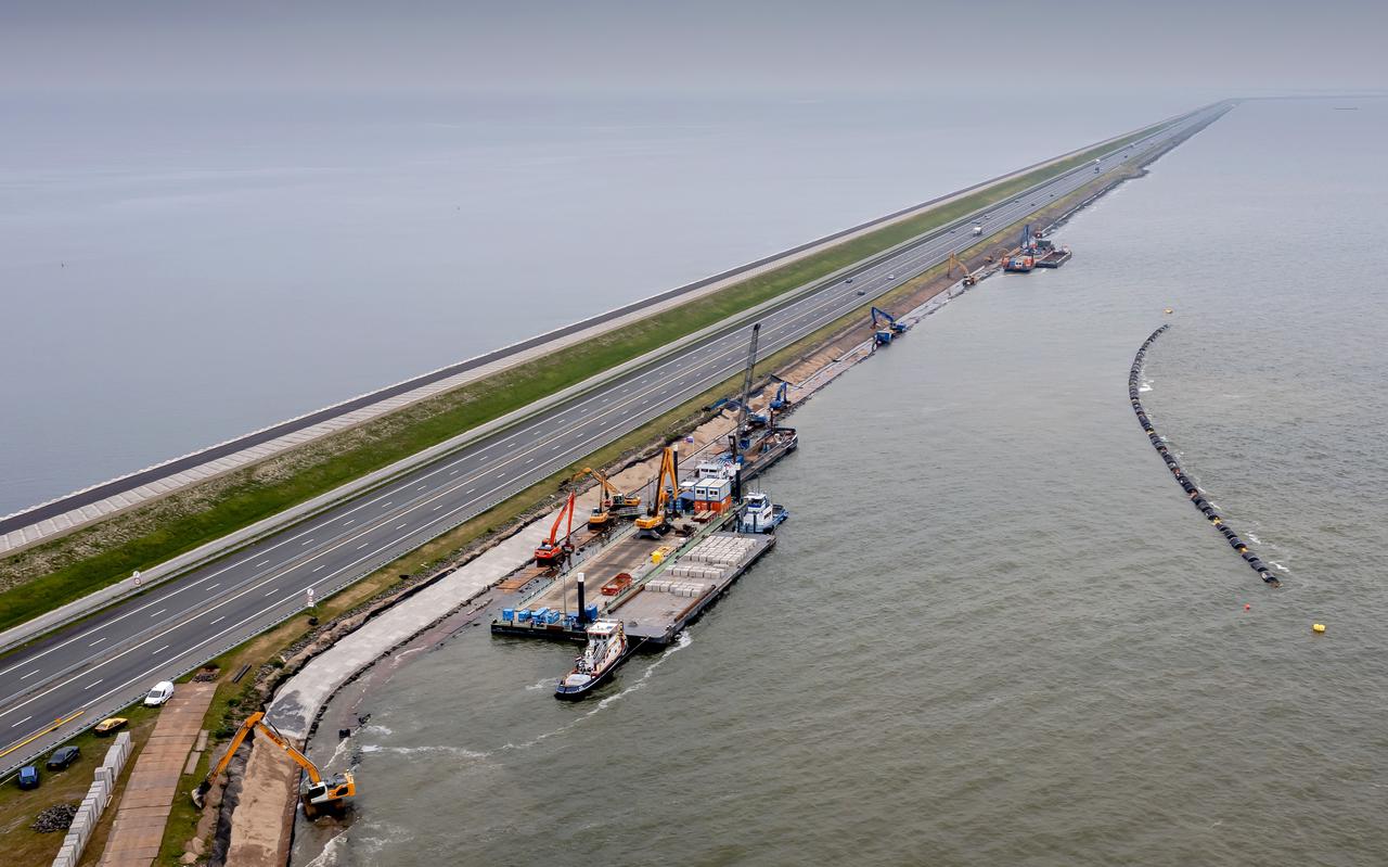  Dronefoto van werkzaamheden aan de Afsluitdijk.