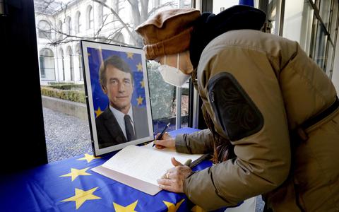 Een vrouw tekent het condoleance-register voor Sassoli in Milaan, 12 januari 2022.
