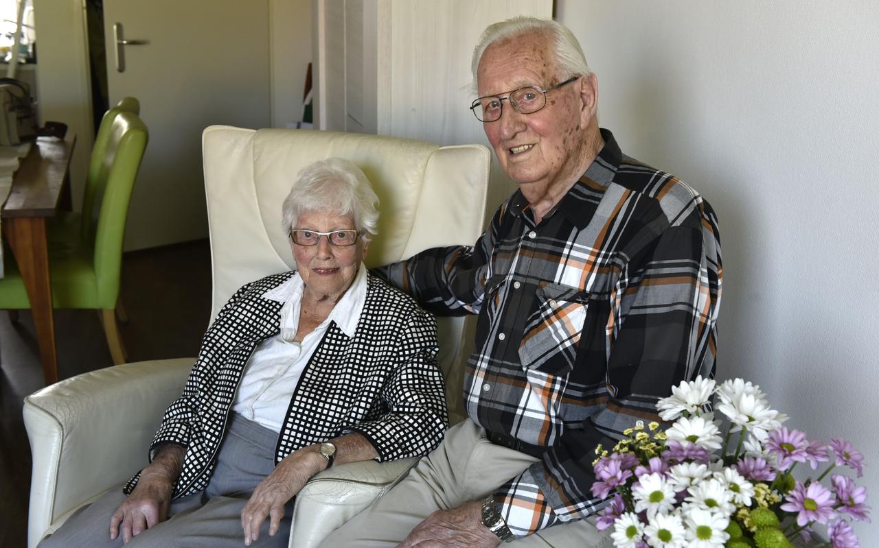 Sjoukje en Piet de Roos uit Stiens trouwden op 19 mei 1953 met elkaar.