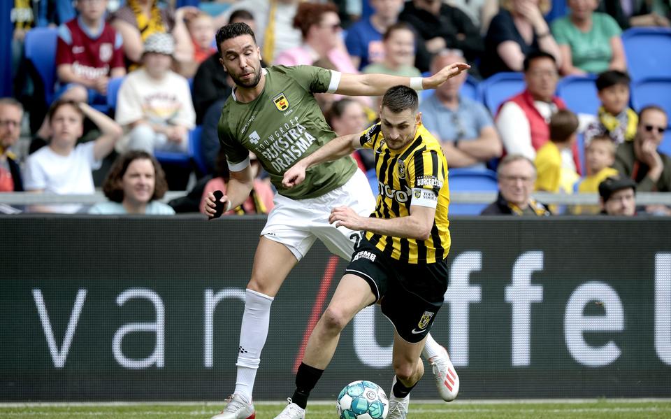 Mimoun Mahi van Cambuur in duel met Matus Bero van Vitesse. 