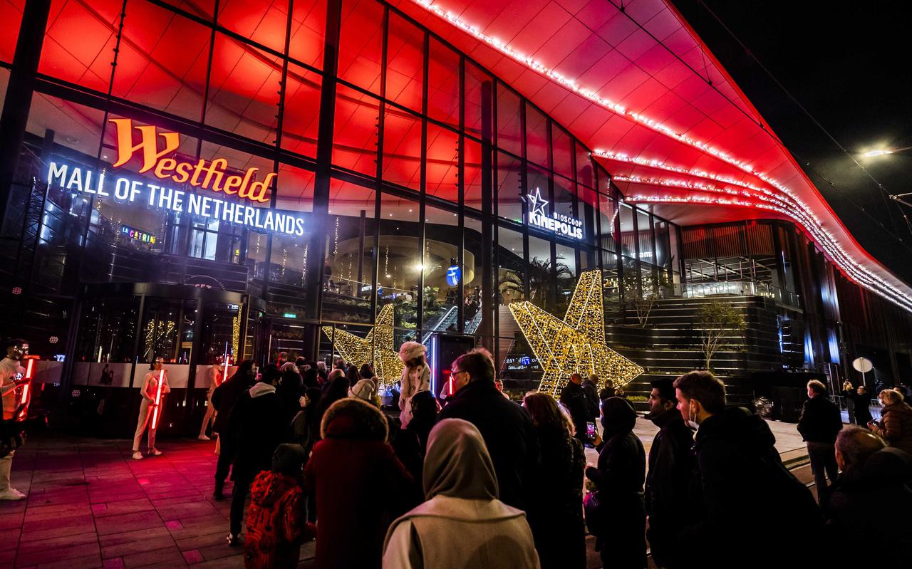Vorige week werd nieuwe kerstseizoen bij de Westfield Mall of the Netherlands in Leidschendam geopend. Minder shoppen zou ons gelukkiger maken.