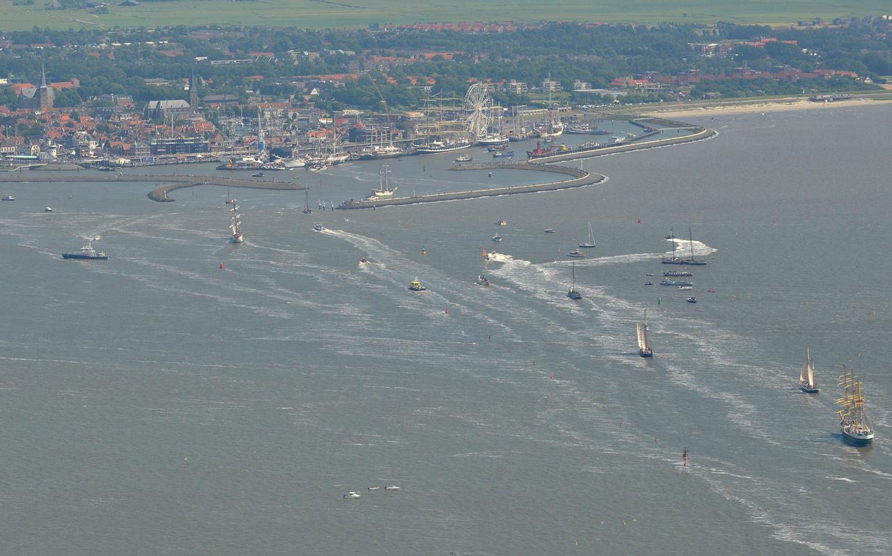 Schepen verlaten de haven van Harlingen. Vanaf 2030 mogen ze geen vervuild afvalwater in de Waddenzee lozen.
