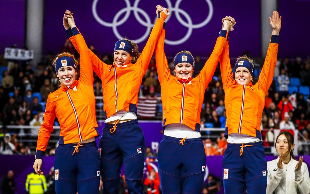 (VLNR) Antoinette de Jong, Marrit Leenstra, Lotte van Beek en Ireen Wust na afloop van de finale van de ploegenachtervolging in de Gangneung Oval tijdens de Olympische Winterspelen van Pyeongchang. Ze wonnen zilver. ANP (VLNR) Antoinette de Jong, Marrit Leenstra, Lotte van Beek en Ireen Wust na afloop van de finale van de ploegenachtervolging in de Gangneung Oval tijdens de Olympische Winterspelen van Pyeongchang. Ze wonnen zilver. ANP
