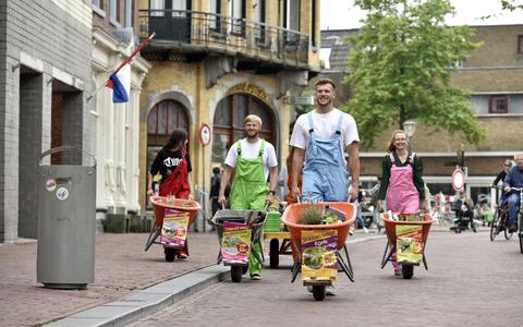 Mbo- en hbo-studenten lopen met kruiwagens door de binnenstad van Leeuwarden om mensen van natuurlijke bestrijding in de tuin te overtuigen.