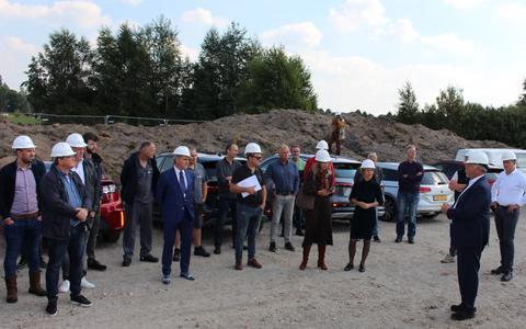 De officiële start van de bouw van het nieuwbouwpand met onder meer Arie van den Berg (aandeelhouder), Wethouder Hedwich Rinkes (Gemeente Heerenveen) en Mark Woollard (Algemeen Directeur).