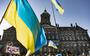 Oekraïense vlaggen bij een protest op de Dam tegen de Russische inval in Oekraïne.
