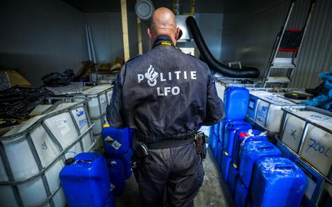 De Landelijke Faciliteit Ontmantelen (LFO) (hier in actie in Kerkrade) ontmantelt een drugslab. 