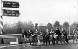 Kinderen op rolschaatsen op een autoweg bij Amsterdam tijdens autoloze zondag, 4 november 1973.