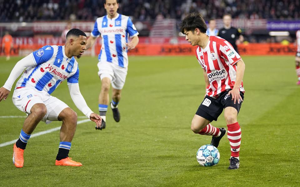 Milan van Ewijk (links) wacht af wat Sparta-aanvaller Koki Saito gaat doen. Op de achtergrond kijkt Thom Haye toe.