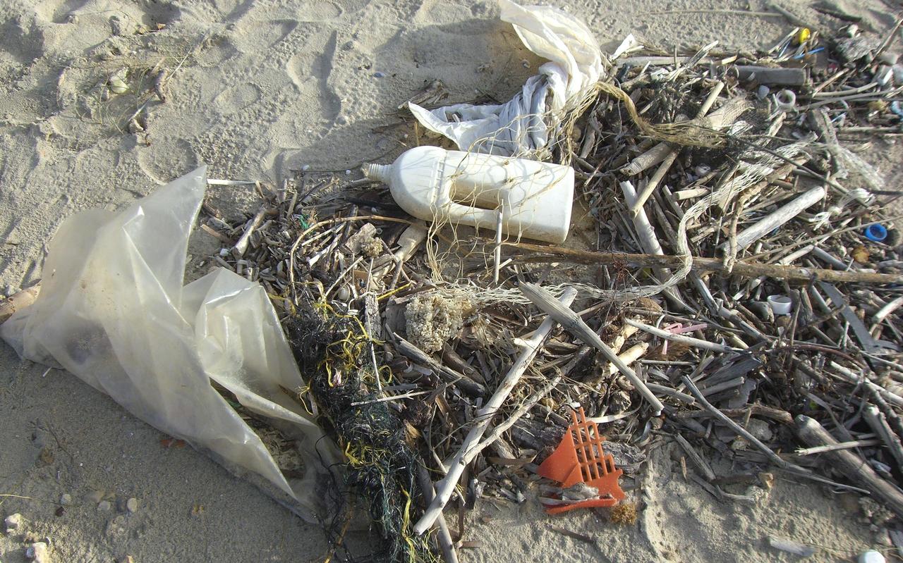 Plastic afval in het Waddengebied. Plastic afval in het Waddengebied.