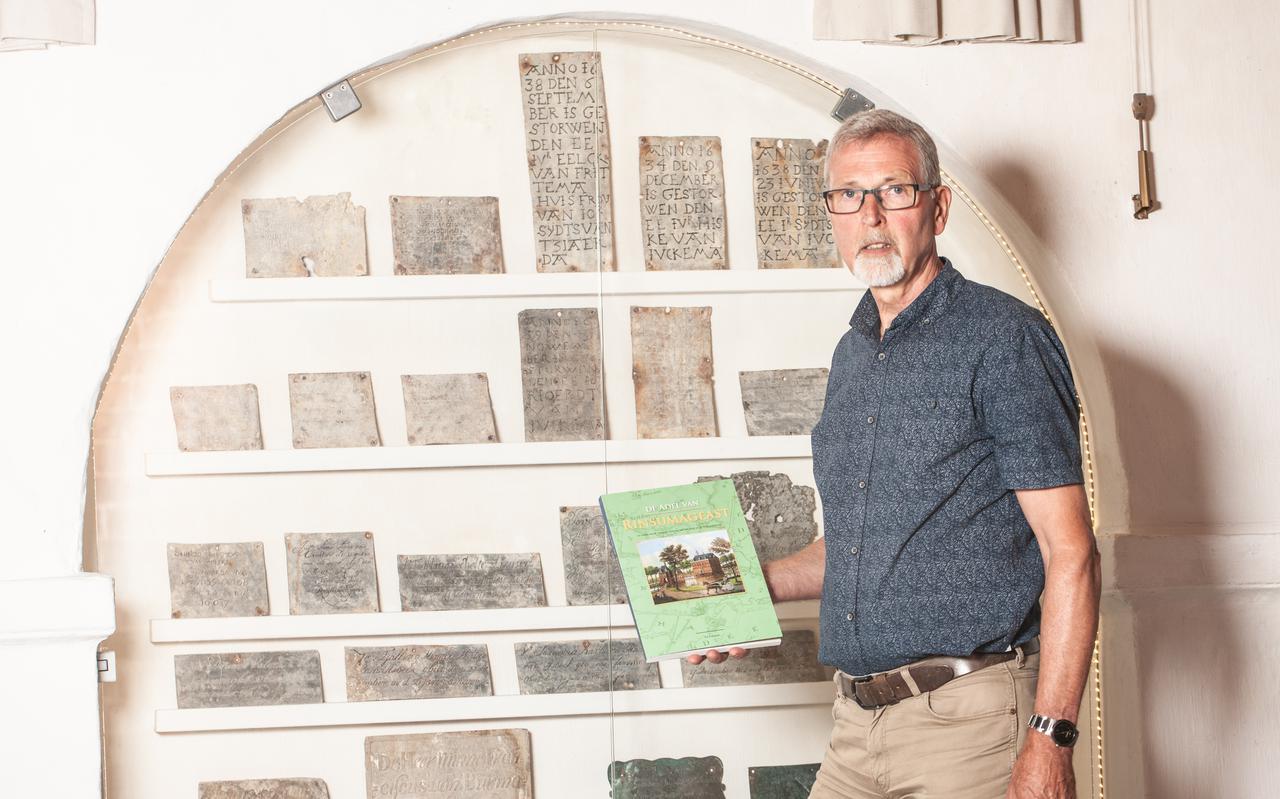Portret Ed Zietsma schreef geïnspireerd door de vitrine met grafplaatjes een boek over de geschiedenis van de kerk en de adel in Rinsumageast. 
