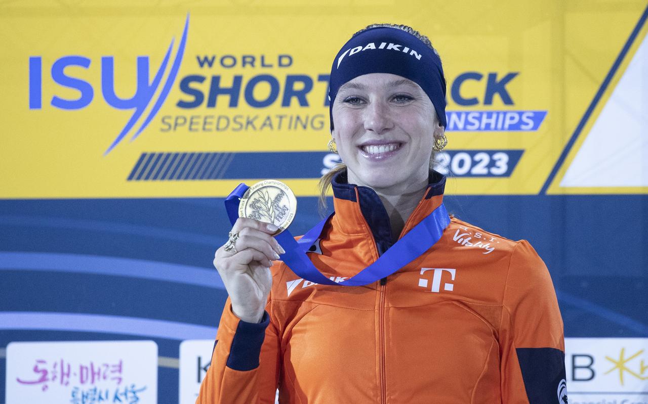 Shorttrackster Suzanne Schulting op het podium na het winnen van de wereldtitel op de 1500 meter in Seoul. Shorttrackster Suzanne Schulting op het podium na het winnen van de wereldtitel op de 1500 meter in Seoul.