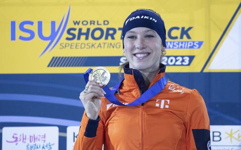 Shorttrackster Suzanne Schulting op het podium na het winnen van de wereldtitel op de 1500 meter in Seoul. 