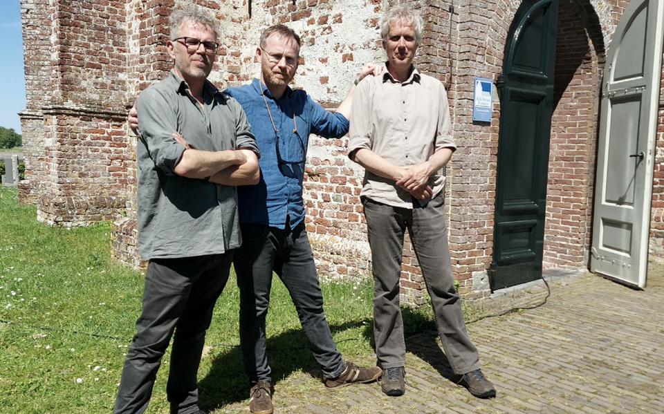 De broers Romke (r.) en Jan Kleefstra, met in hun midden de Poolse componist, producer en geluidskunstenaar Michal Jacaszek.