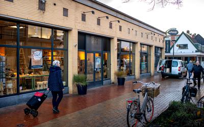 Werkzaamheden in de nieuwe evangelische boekhandel aan de Oosterstraat in Drachten. 