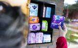 Een afgiftepunt voor gratis menstruatieproducten elders in het land.