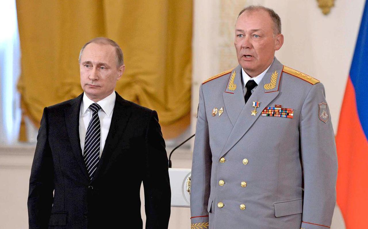 De Russische leider Vladimir Poetin in 2016 naast ’de slager van Syrië’ Alexander Dvornikov.