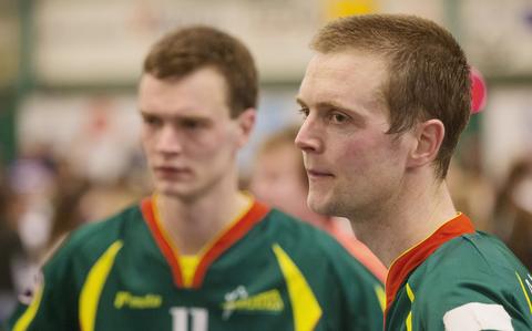 Door een scheurtje in de achillespees komt Erwin Zwart (l) dit kalenderjaar vermoedelijk niet meer in actie voor LDODK. In het met 18-23 gewonnen duel werd de aanvoerder vervangen door zijn oudere broer André.