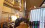 Organist Auke de Boer in de Grutte Tsjerke in Kollumerzwaag.
