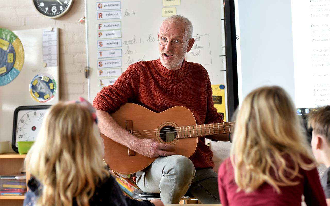 Johan Meesters geeft een muziekles aan leerlingen op IKC Willem Alexander in Leeuwarden