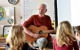 Johan Meesters geeft een muziekles aan leerlingen op IKC Willem Alexander in Leeuwarden