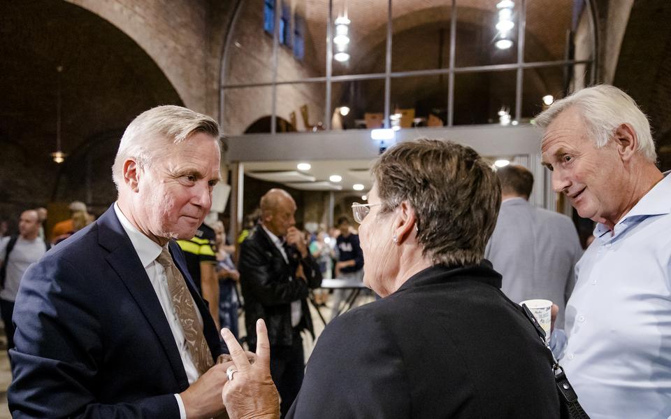 Staatssecretaris Eric van der Burg (Asiel) in gesprek met inwoners van Bant tijdens een inloopavond voor omwonenden over de plannen voor een aanmeldcentrum. 