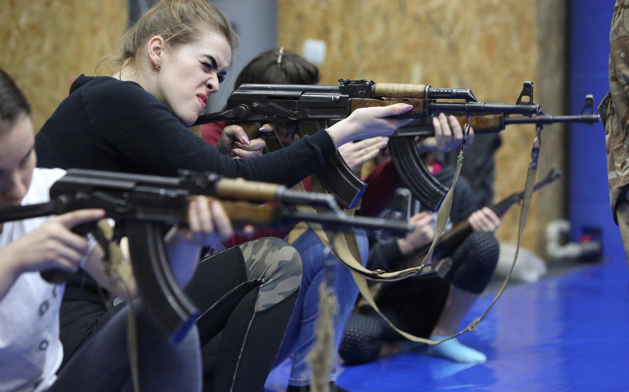 Oekraïense vrouwen krijgen schietles. 
