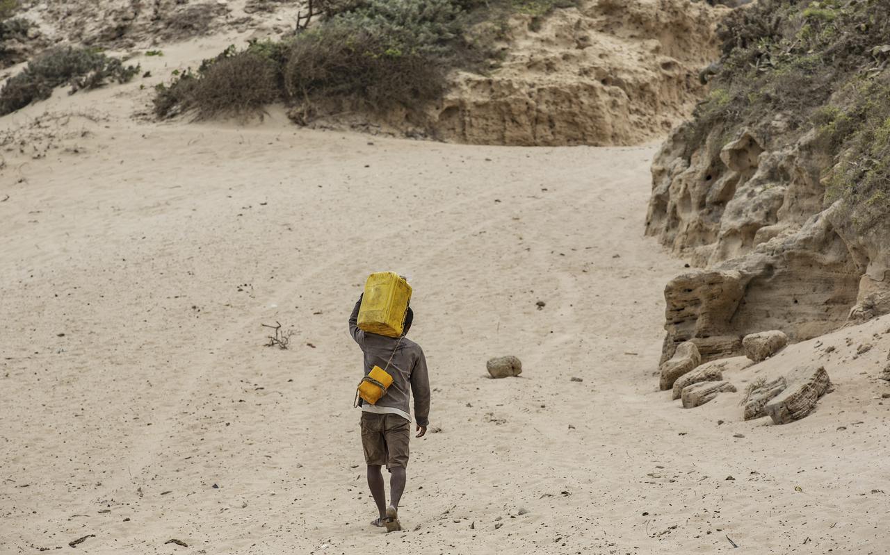 Een man in zuidelijk Madagaskar op zoek naar water. 