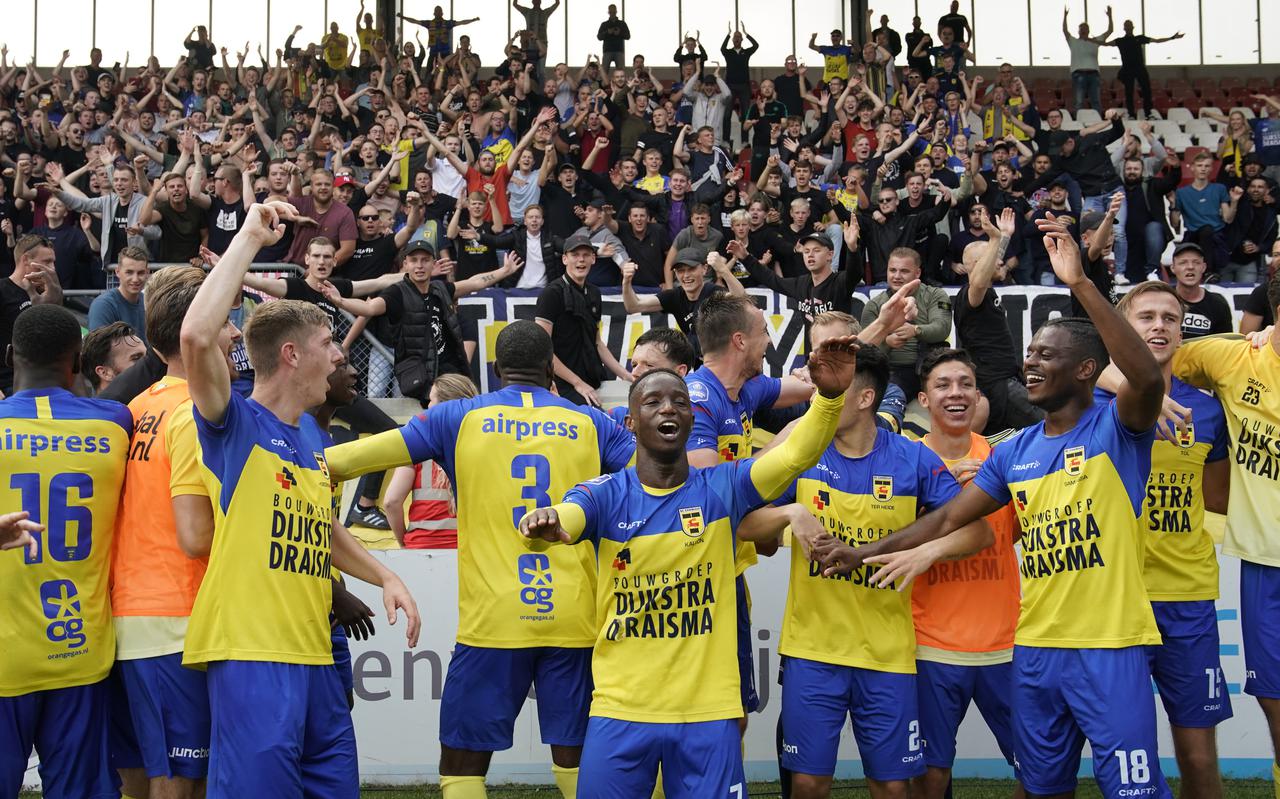 De spelers van SC Cambuur vieren de 0-4 overwinning op Sparta met de meegereisde supporters. 