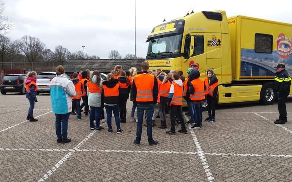 De gele truck van de Chauffeurs Vereniging Friesland tijdens een voorlichting bij een van de scholen. 