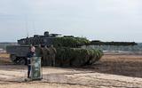 Bondskanselier Olaf Scholz tijdens een toespraak voor Duitse militairen bij een Leopard 2-tank, oktober 2022. 