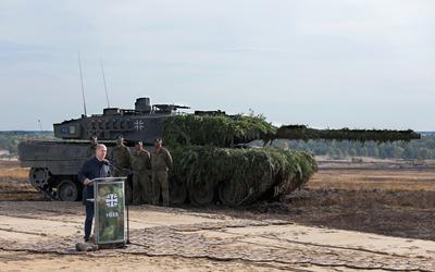 Bondskanselier Olaf Scholz tijdens een toespraak voor Duitse militairen bij een Leopard 2-tank, oktober 2022. 