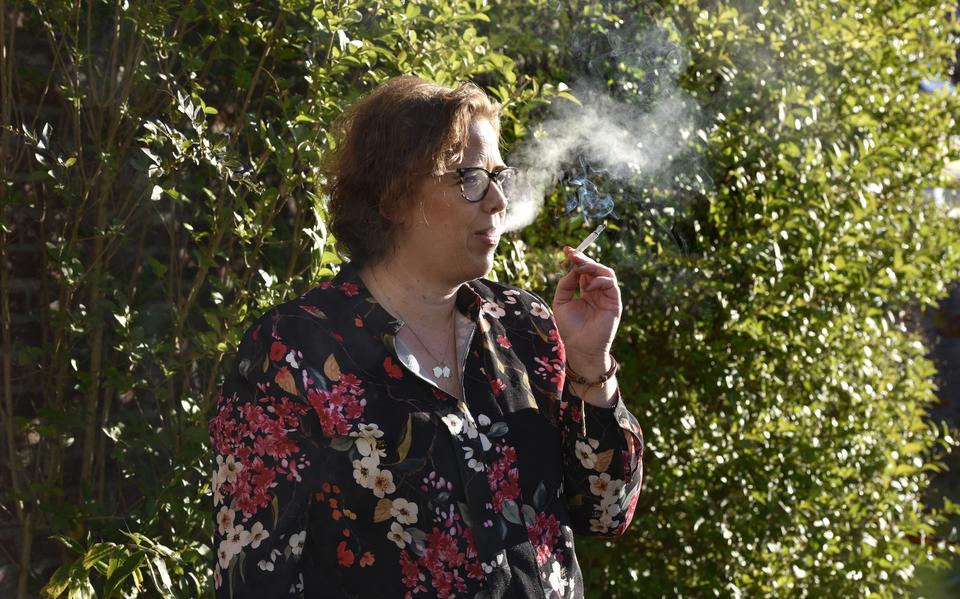 Annechien Reitsma-Huisman rookt een van haar laatste sigaretten. ,,Ik ben helemaal klaar met roken." 