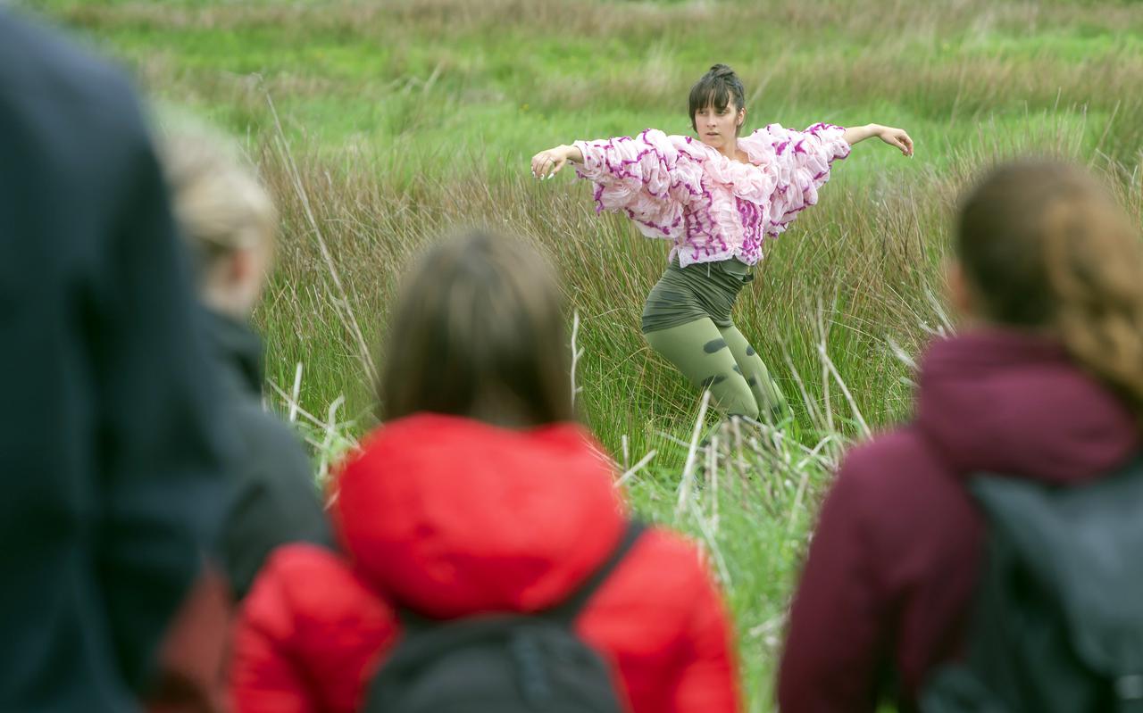 Bij het Biosintrum in Oosterwolde kijkt het gezelschap naar een dans van een wilde orchis, als onderdeel van de start van het Herstelprogramma Biodiversiteit Fryslân. 