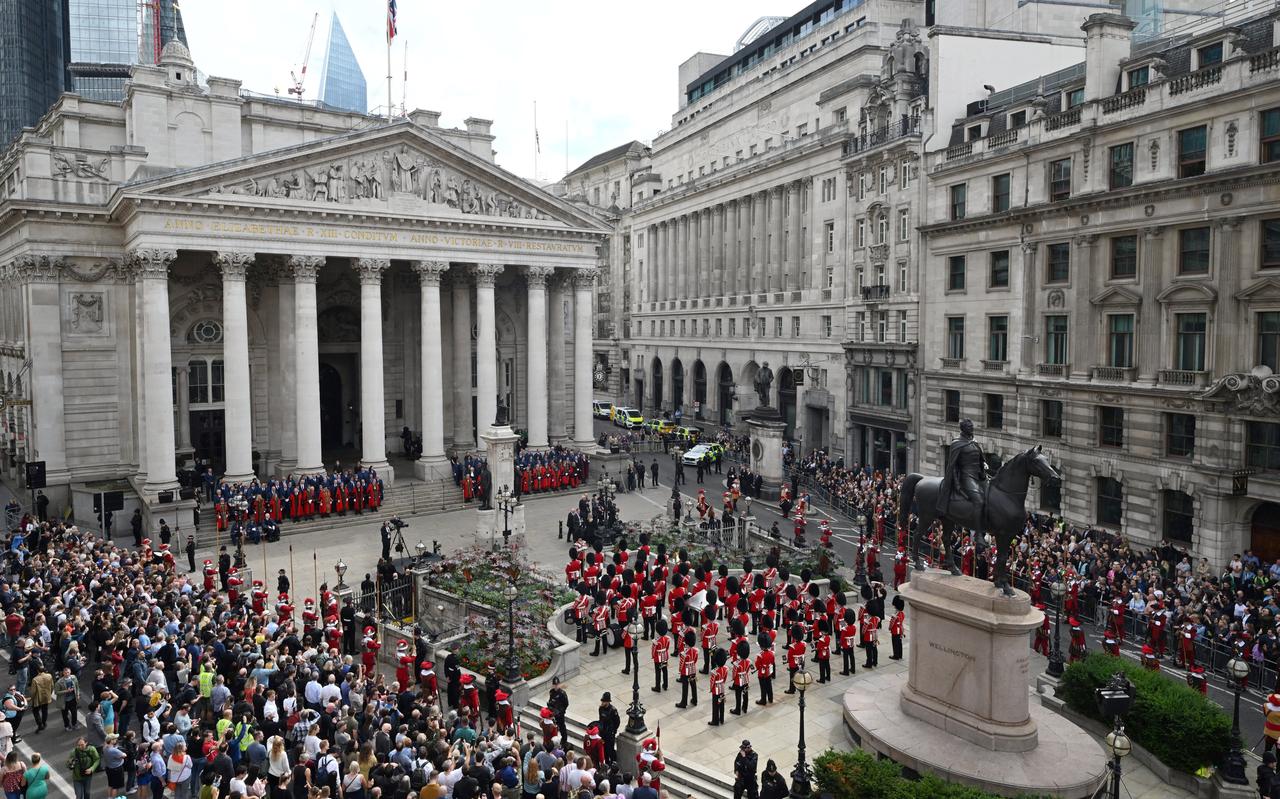 Het uitroepen van de nieuwe Britse koning Charles III voor The Royal Exchange in de City in Londen. Het uitroepen van de nieuwe Britse koning Charles III voor The Royal Exchange in de City in Londen.