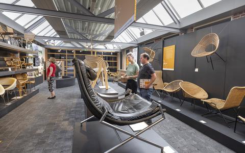 De tentoonstelling met honderd jaar historie in stoelen in het Nationaal Vlechtmuseum in Noordwolde.
